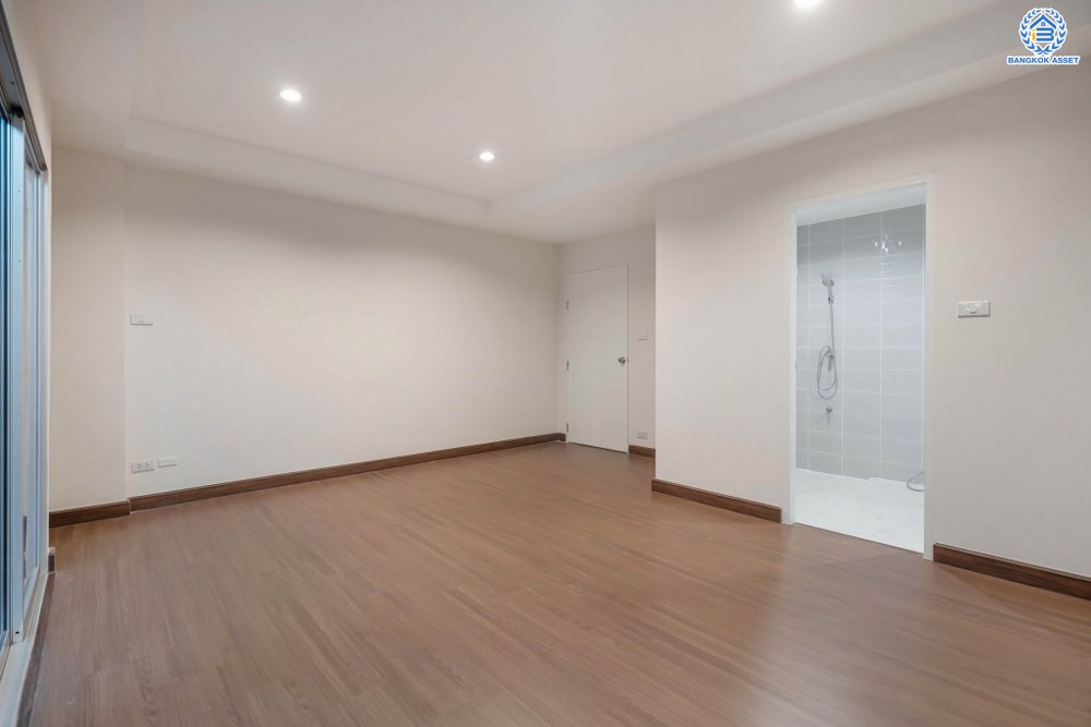 บ้านมือสองตกแต่งใหม่ โครงการ ไชน่าทาวน์ รามอินทรา8 เนื้อที่ 22 ตร.ว. ฟังก์ชัน 3 ห้องนอน 3 ห้องน้ำ 1 ที่จอดรถ บนทำเลศักยภาพ เชื่อมต่อถนนรามอินทรา ถนนลาดปลาเค้า ถนนเกษตรนวมินทร์ ใกล้รถไฟฟ้าสายสีเชียว "สถานีเสนานิคม" และทางด่วน "ฉลองรัช"